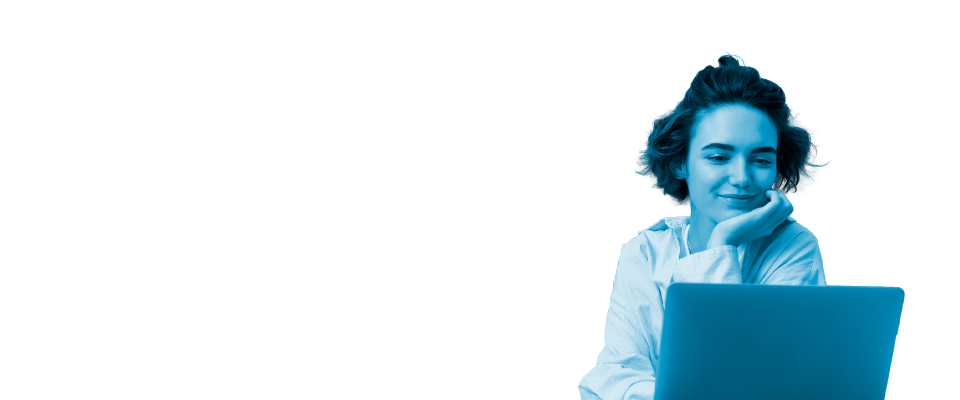 Lara estudiando un master en la universidad Online UTAMED