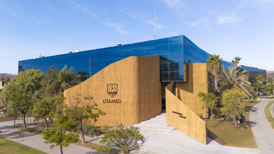 Foto del exterior de la sede de UTAMED en Málaga
