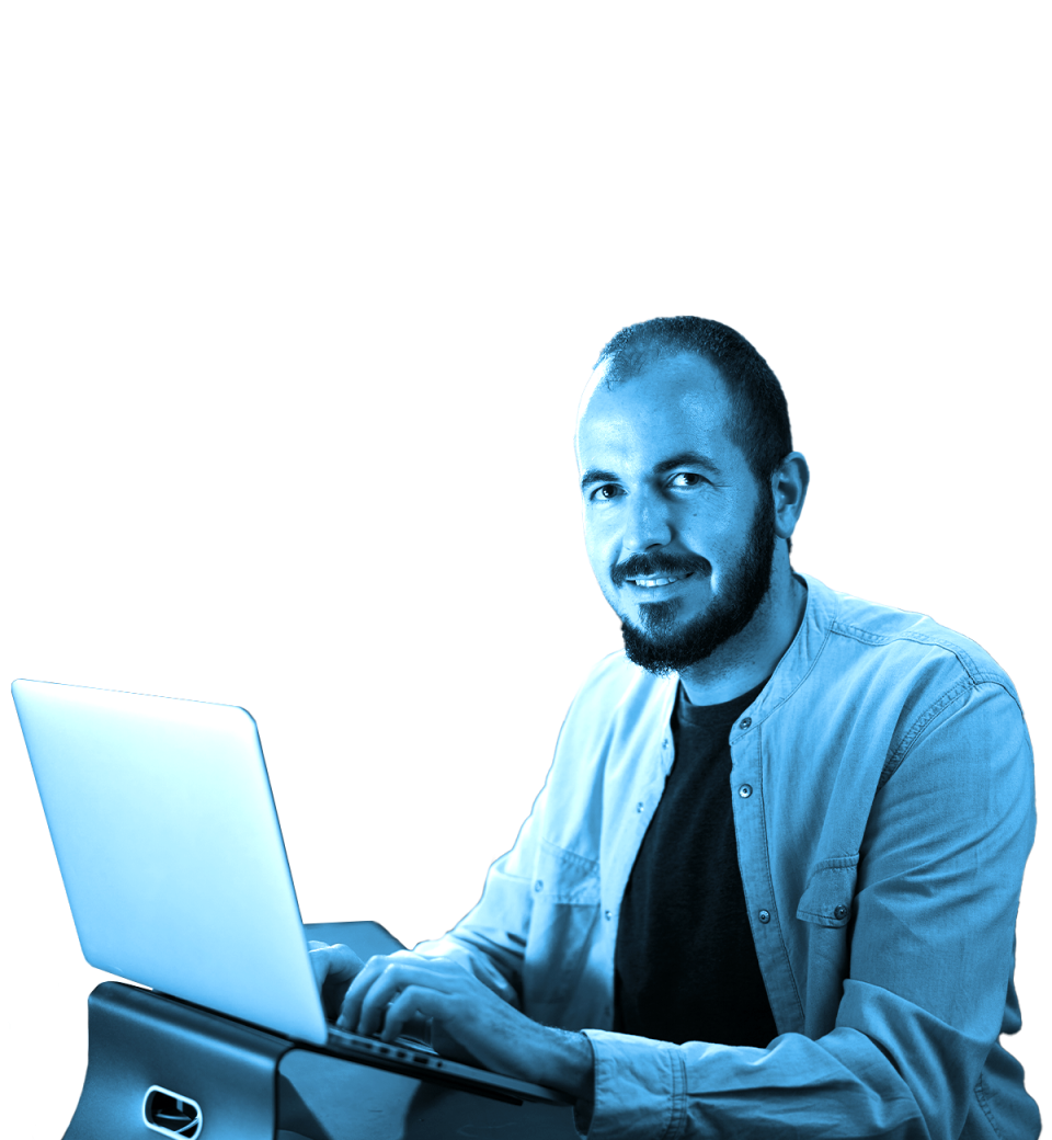 Foto de un hombre estudiante del Grado de Ingeniería Informática