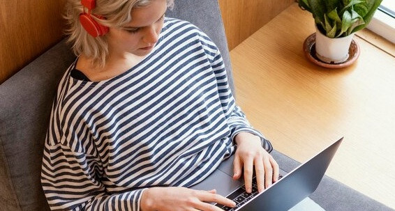 Estudiante con portátil