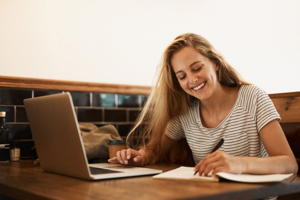 Foto de una mujer estudiando el Máster en Ética Digital online