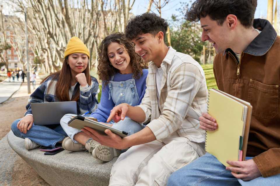 Estudiantes solicitando financiación y ayudas para acceder a la universidad