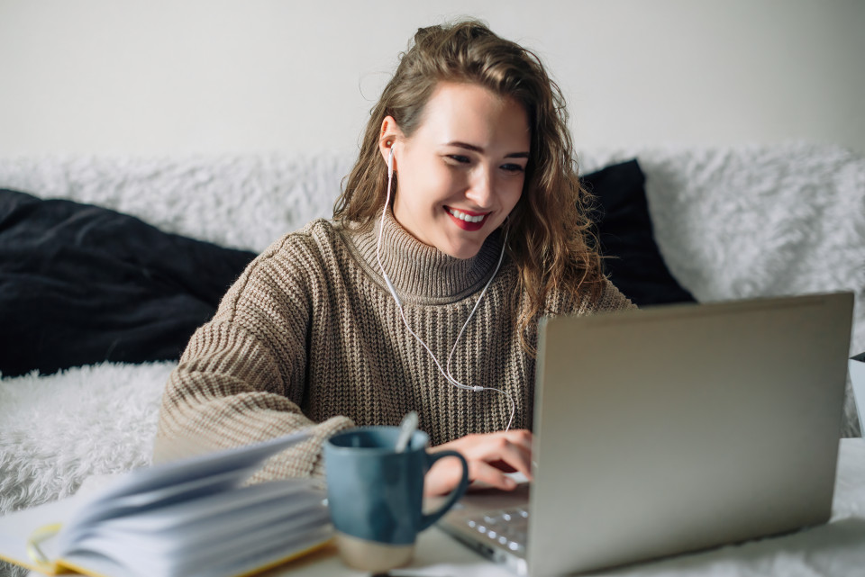 Mujer estudiando uno de los grados universitarios de UTAMED