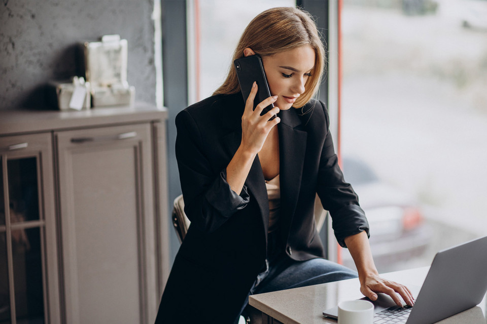 Mujer estudiando el Máster en Emprendimiento