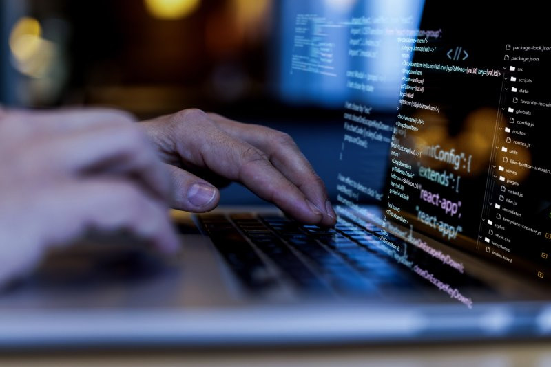 Hombre al ordenador estudiando el Máster de Ciberseguridad