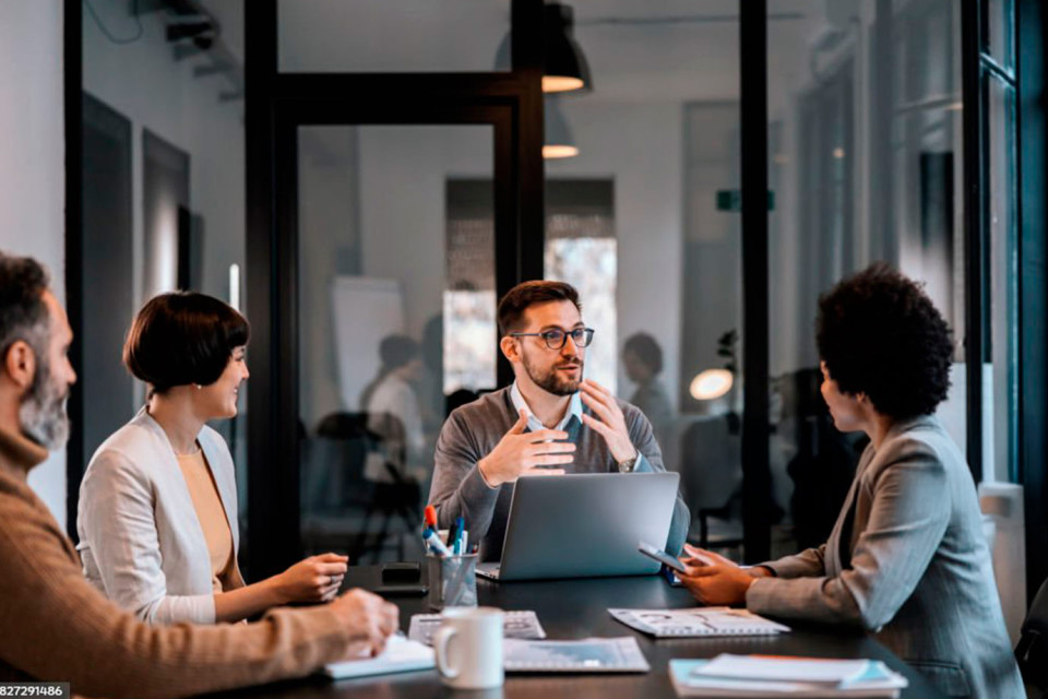 Personas reunidas que han estudiado el Máster en Dirección de Empresas online