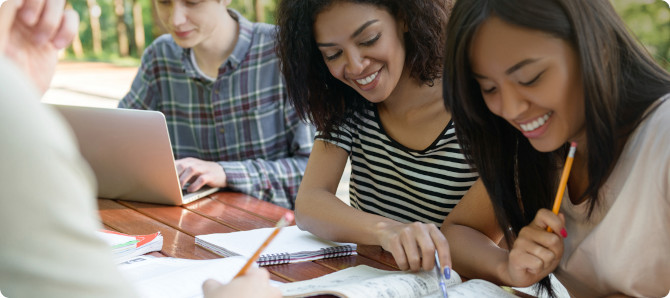 Estudiantes de UTAMED mirando apuntes