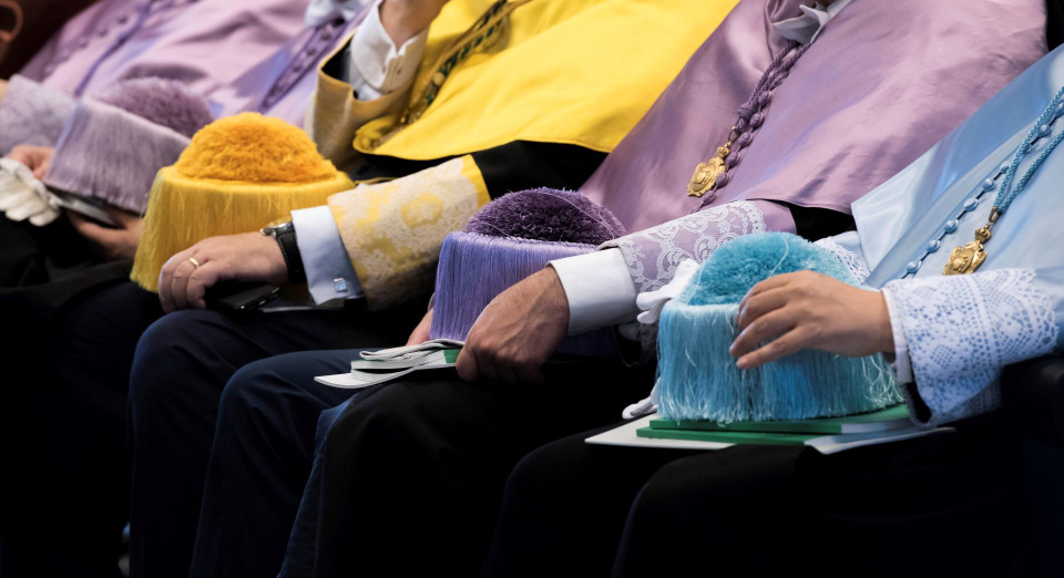 Parte del claustro de UTAMED vestidos con toga y birrete
