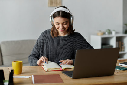 Estudiante con auriculares