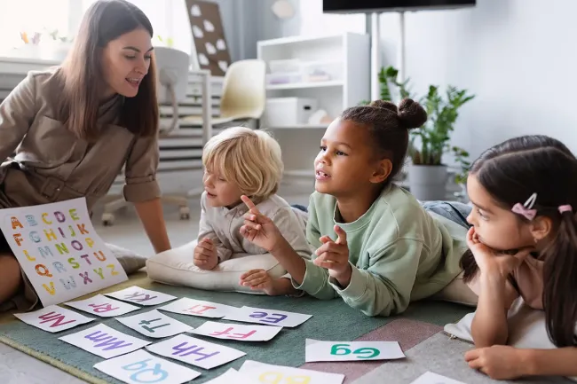 Profesora con estudiantes