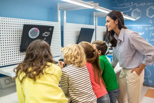 Profesora impartiendo materia