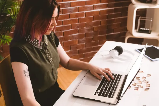 Estudiante en grado de marketing digital