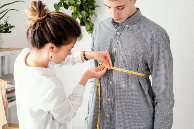 Nutricionista tomando medidas