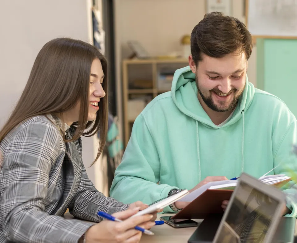 Estudiantes solicitando las Becas MEC para estudiar en UTAMED