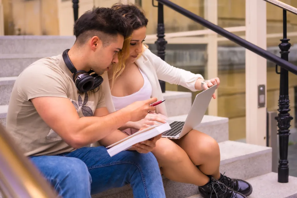 Estudiantes solicitando las Becas Sapere para estudiar en UTAMED