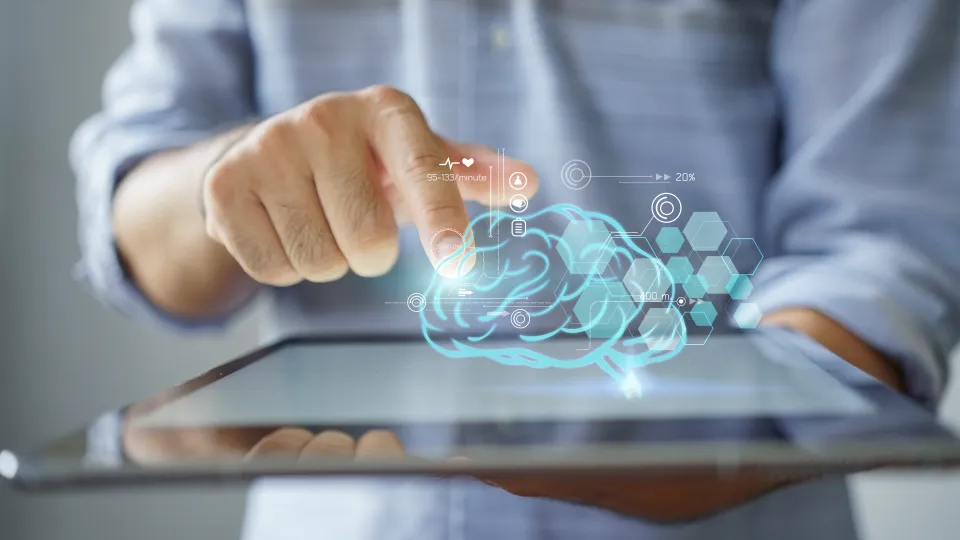 Foto de un hombre usando IA