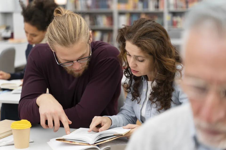 Estudiantes solicitando las becas para estudiar en UTAMED