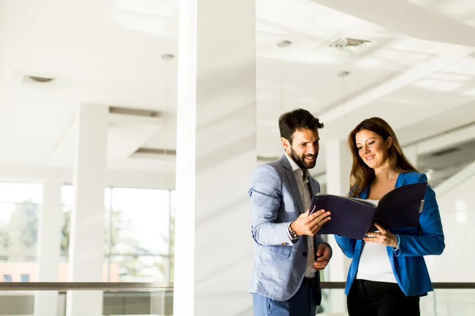 Hombre y mujer mirando unos libros