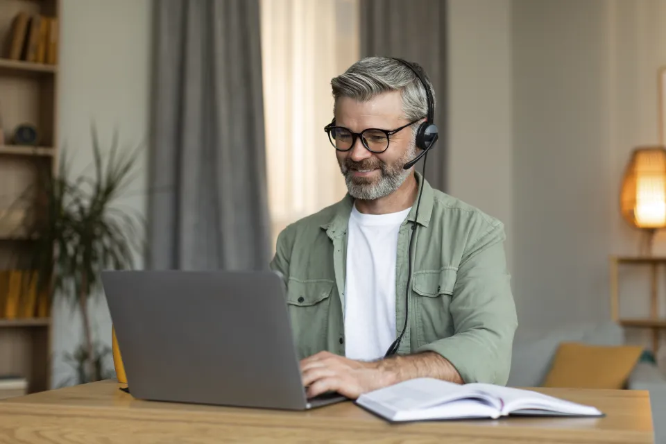 Hombre accediendo a la universidad de mayores