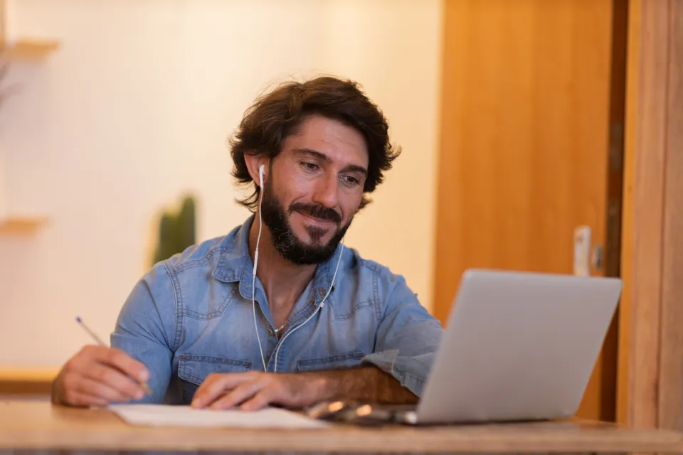 Hombre accediendo a la universidad para adultos
