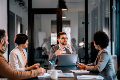 Estudiante de UTAMED con un libro