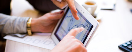 Estudiantes de UTAMED con una tablet